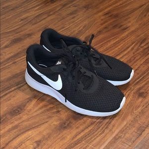 Nike women’s 9 tennis shoes